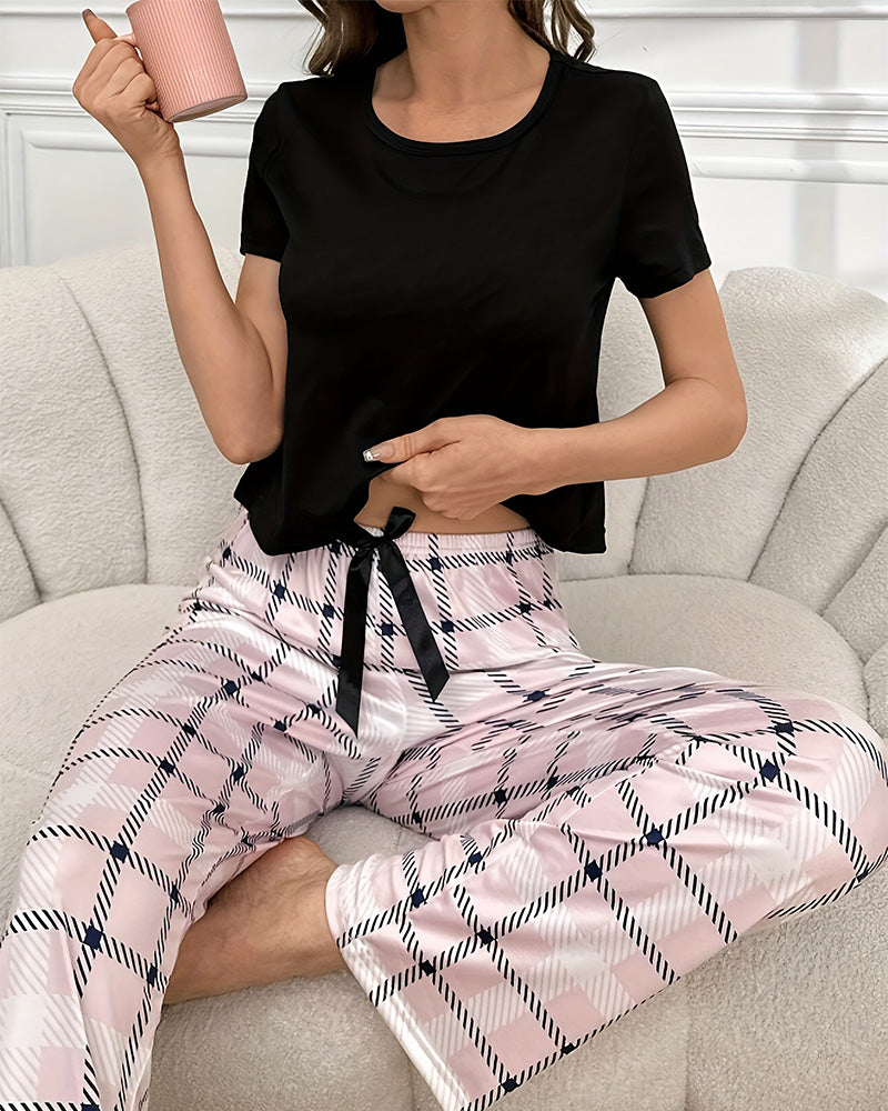 Curvvvy® CozyWear – Black Short-Sleeve Pajama Set with Pink Striped Pants curvvvy