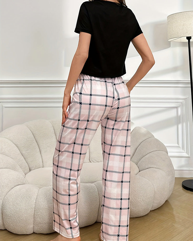 Curvvvy® CozyWear – Black Short-Sleeve Pajama Set with Pink Striped Pants curvvvy